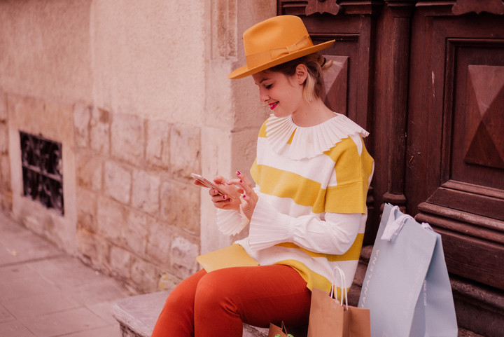 Sales set to start Une fille avec un sac shopping et portable en main