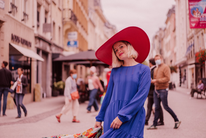 Une jeune femme dans la rue