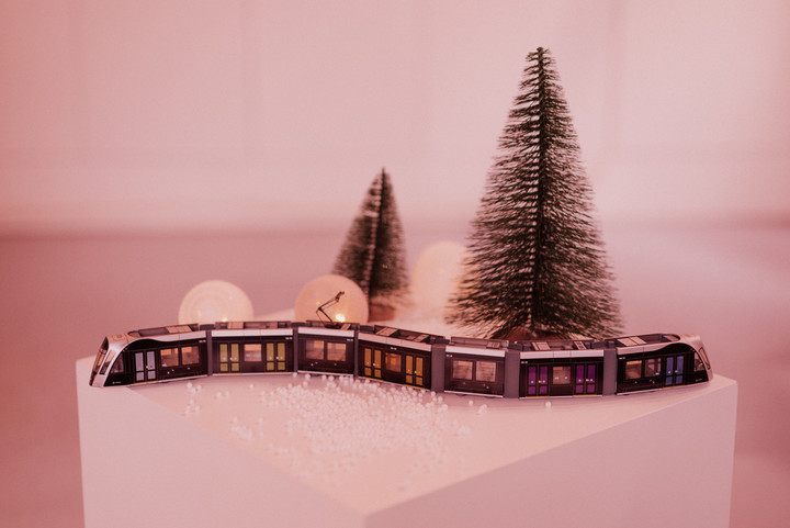 Le tram arrive à la Gare Miniature de tram