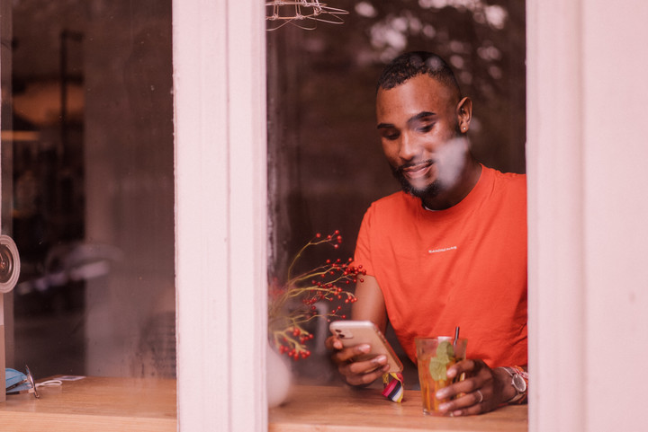 Une jeune homme assis en vitrine