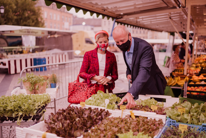 The market changes venue Un couple au marché