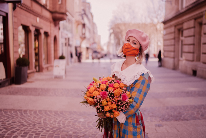 Une jeune fille avec un bouquet
